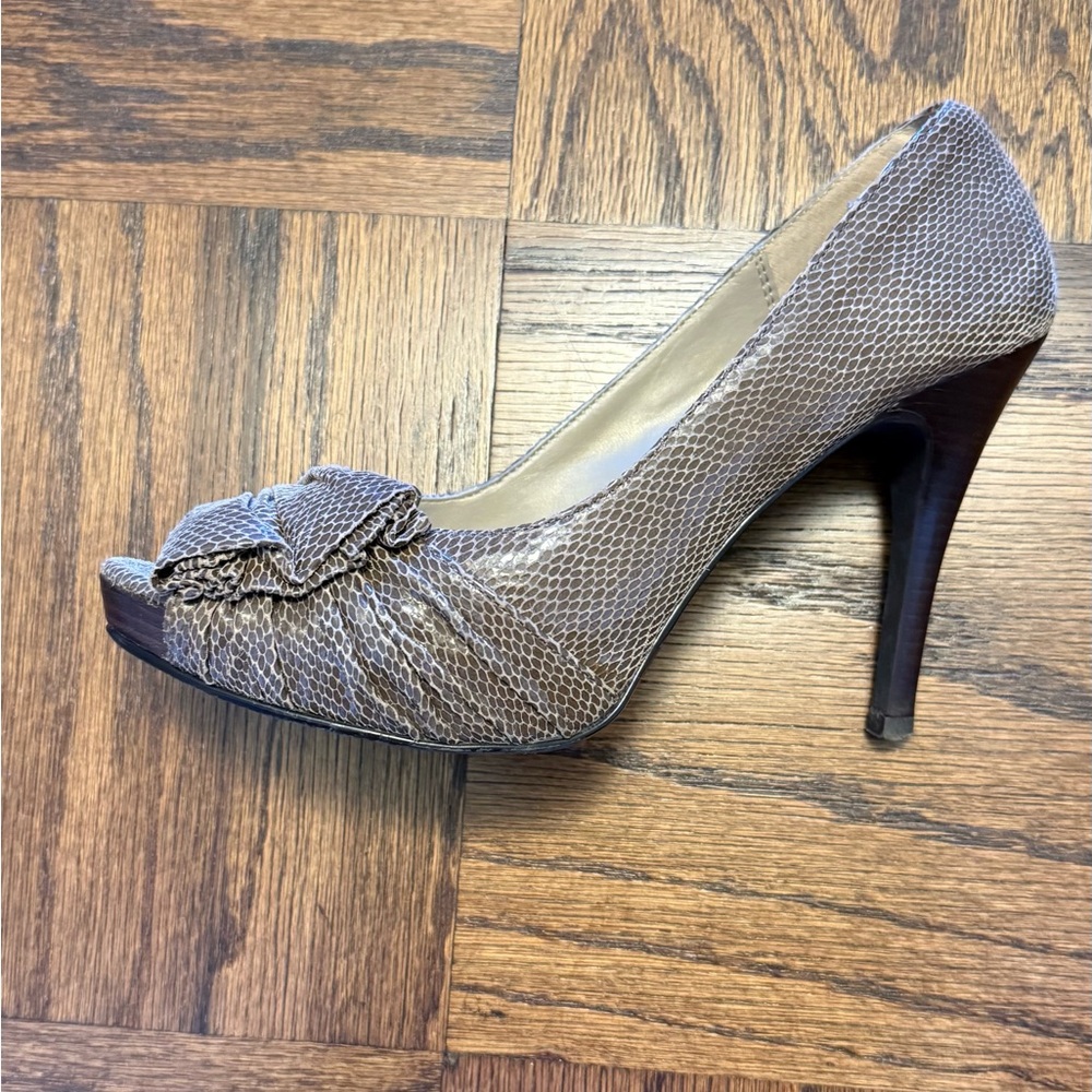 Moda Women's Textured Peep Toe Heels - Tan